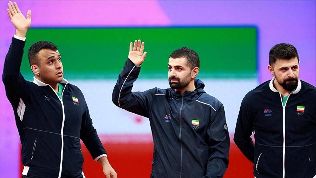 开云体育-凯泽斯劳滕球员庆祝进球，获得球迷热情支持(凯泽斯劳滕夺冠主力)