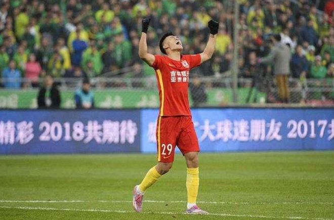 ayx.com-上海申鑫队在比赛中逆袭，赢得胜利