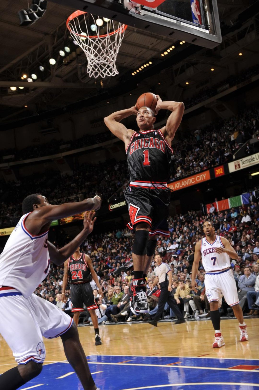 爱游戏官网-罗斯为球队助威，展现出亲和力和领袖气质