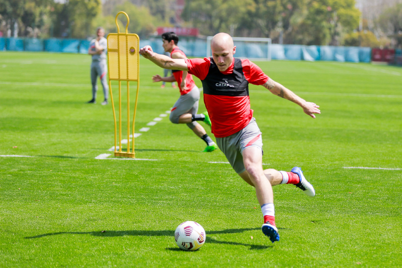 爱游戏体育-青岛鲁能惨败，新疆富邦形势堪忧(山东鲁能中超最新消息)